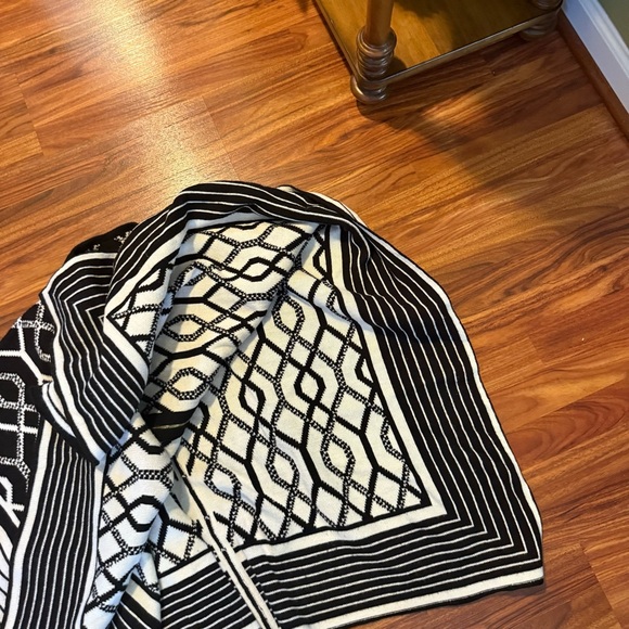 Anne Klein Black & White Geometric Knit Poncho – Size M - Picture 5 of 9
